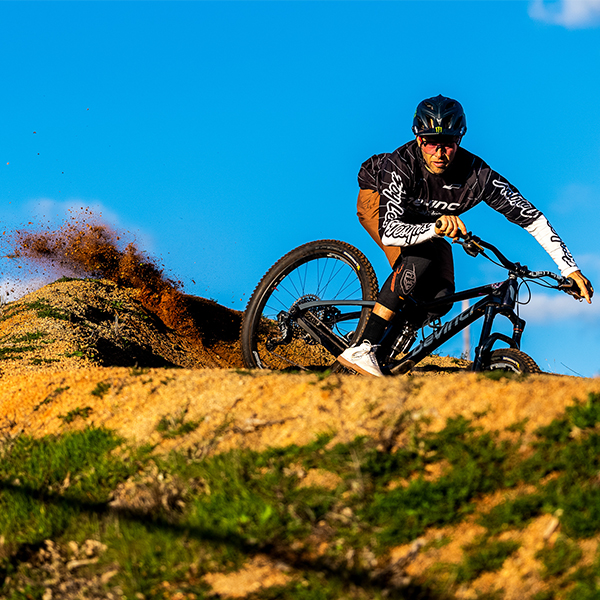 DEITY（ディエティー）