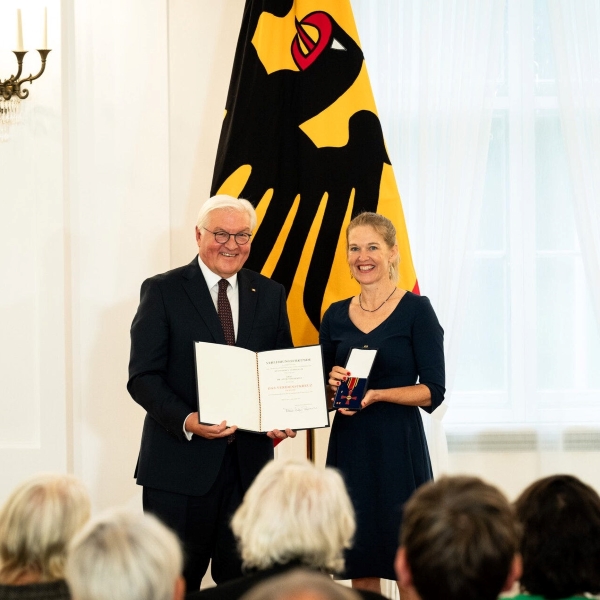 VAUDE社 CEOのアンティエ・フォン・デイヴィッツ氏が功労勲章を受章し