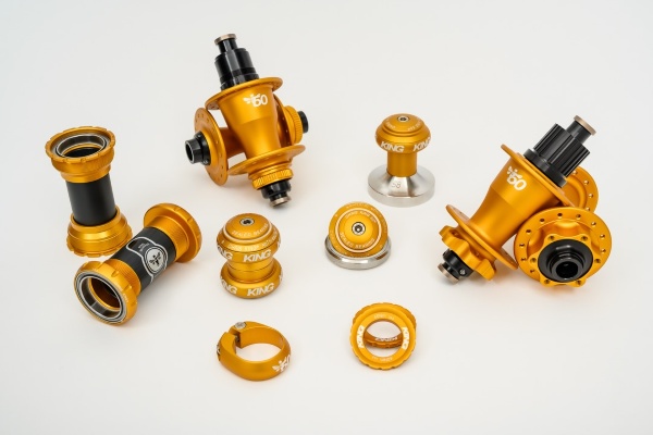 ゴールドキング Chris Kingより50周年記念「Matte Gold」カラーが発表されました