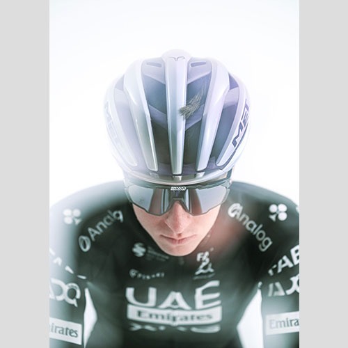 タデイ・ポガチャルの特別デザインは、淡く移ろう光が生み出す幻想的な