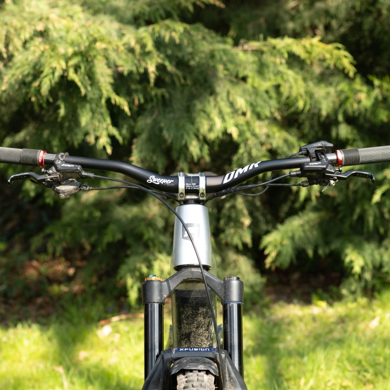 DMR Bikes ハンドルバー 800mm ブラック DMR - SWEEPER BAR｜ミズタニ 
